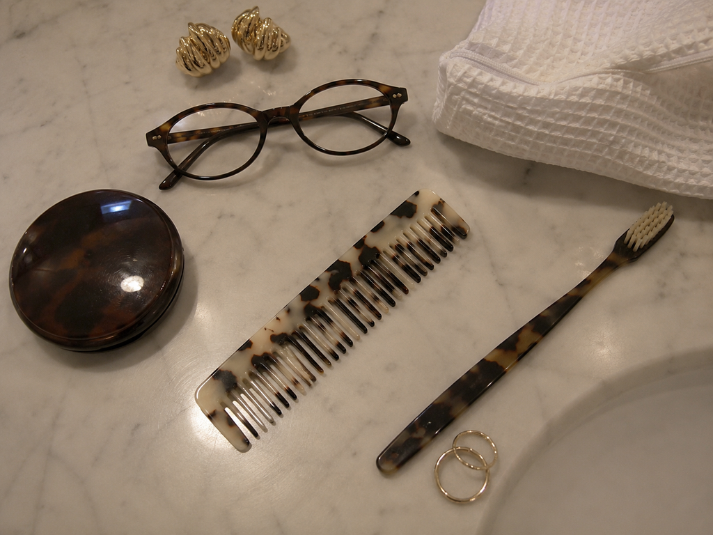 cream tortoise comb